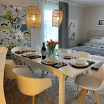 Architect-apartments 80qm 3 Schlafzimmer, Integrierter Kueche Und Bad, 2min Von A8, Garten Mit Sitzgruppe, Ruhig Und Modern Irschenberg