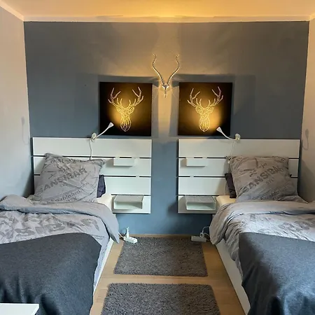 80qm Appartement, 3 Schlaf-zimmer, Integrierter Kueche Und Bad, 2min Von A8, Garten Mit Sitzgruppe, Ruhig Und Modern Apartment