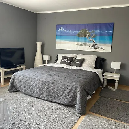 Apartment 80qm Appartement, 3 Schlaf-zimmer, Integrierter Kueche Und Bad, 2min Von A8, Garten Mit Sitzgruppe, Ruhig Und Modern