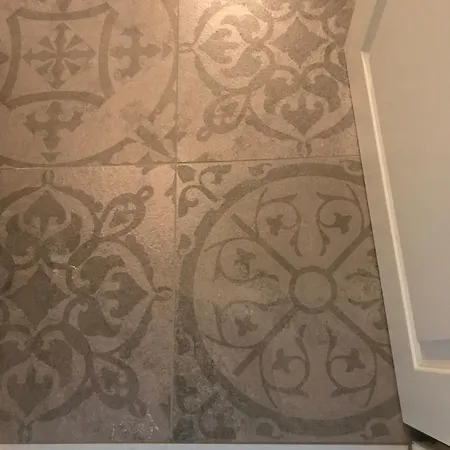 80qm Appartement, 3 Schlaf-zimmer, Integrierter Kueche Und Bad, 2min Von A8, Garten Mit Sitzgruppe, Ruhig Und Modern Apartment