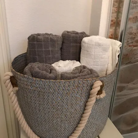 80qm Appartement, 3 Schlaf-zimmer, Integrierter Kueche Und Bad, 2min Von A8, Garten Mit Sitzgruppe, Ruhig Und Modern Irschenberg