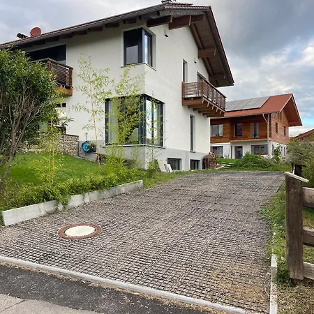 80qm Appartement, 3 Schlaf-zimmer, Integrierter Kueche Und Bad, 2min Von A8, Garten Mit Sitzgruppe, Ruhig Und Modern