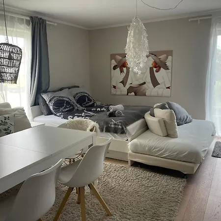 80qm Appartement, 3 Schlaf-zimmer, Integrierter Kueche Und Bad, 2min Von A8, Garten Mit Sitzgruppe, Ruhig Und Modern *