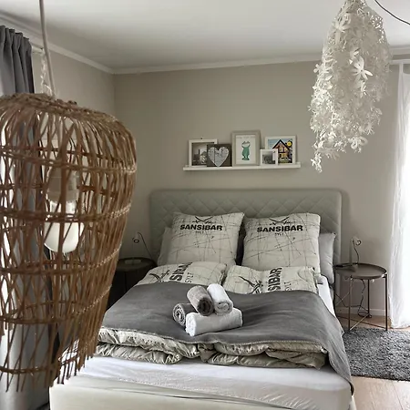 80qm Appartement, 3 Schlaf-zimmer, Integrierter Kueche Und Bad, 2min Von A8, Garten Mit Sitzgruppe, Ruhig Und Modern Apartment