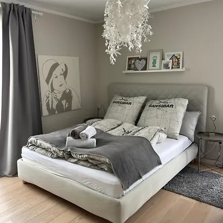 Apartment 80qm Appartement, 3 Schlaf-zimmer, Integrierter Kueche Und Bad, 2min Von A8, Garten Mit Sitzgruppe, Ruhig Und Modern *
