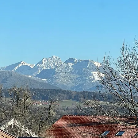 80qm Appartement, 3 Schlaf-zimmer, Integrierter Kueche Und Bad, 2min Von A8, Garten Mit Sitzgruppe, Ruhig Und Modern Apartment Irschenberg